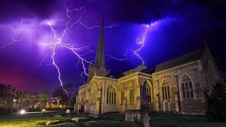 How to photograph lightning - Photo © Rik Hamilton