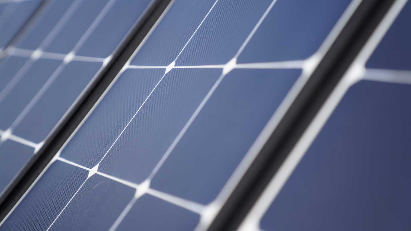 Bluetti EB70 1000W Portable Power Station + PV200 Solar Panel Review - The  Technology Man